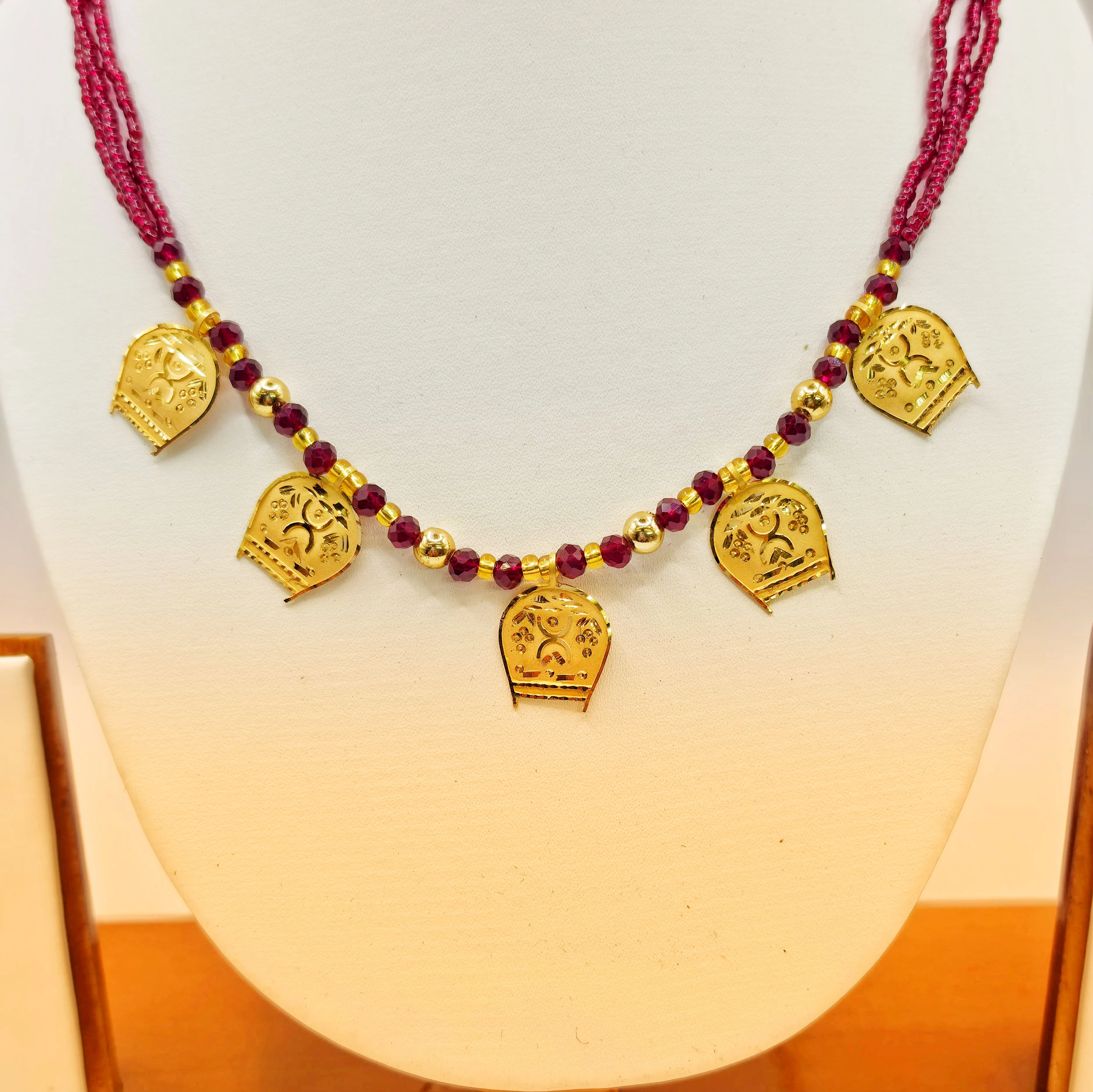Elegant 22K Gold Maroon Shelly "Kulo" Necklace