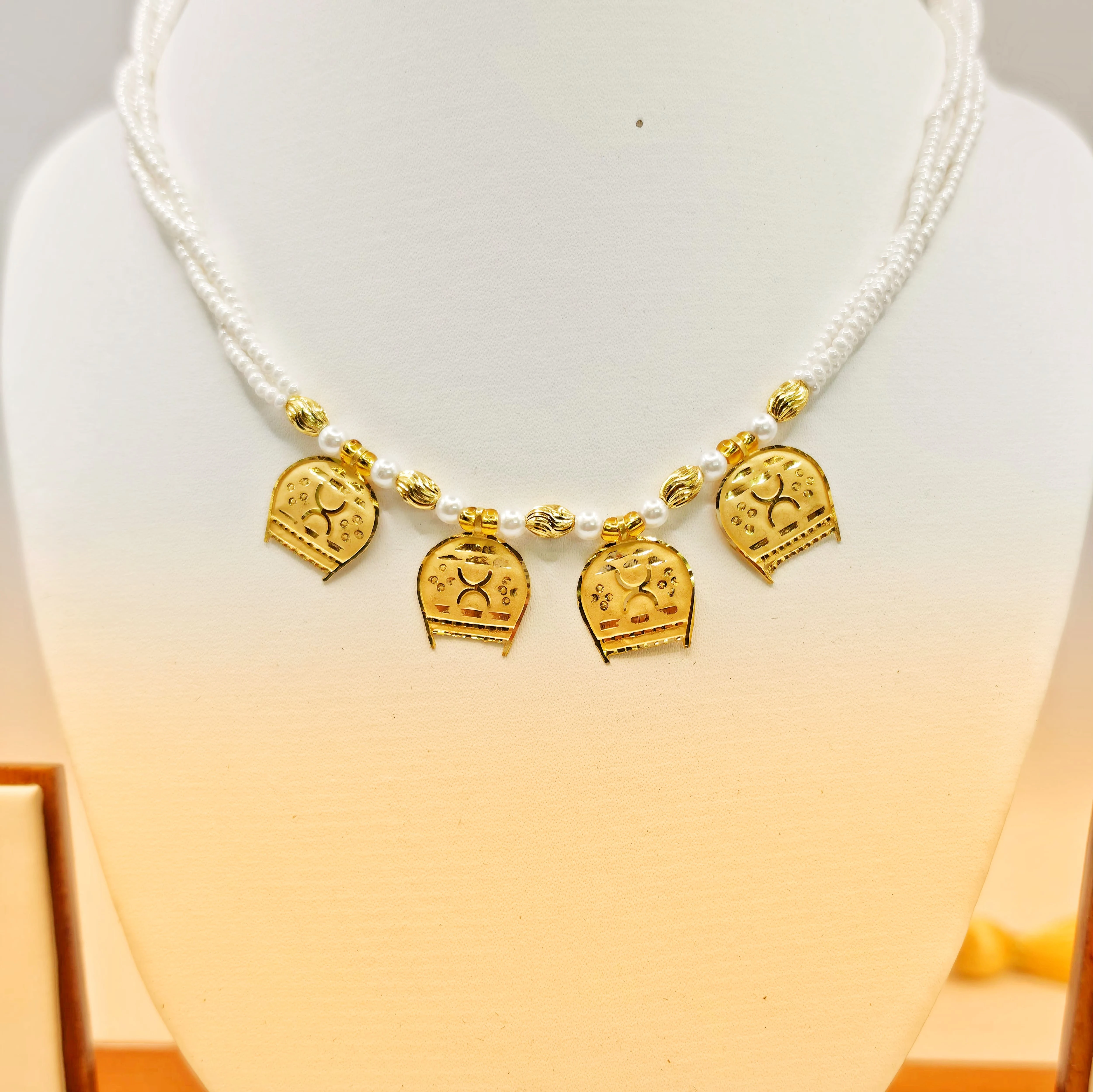 Elegant 22K Gold White Shelly 4-Piece "Kulo" Necklace